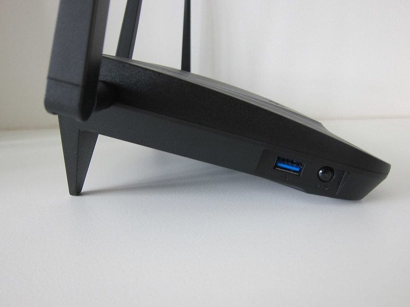 Synology Router RT2600ac - Left