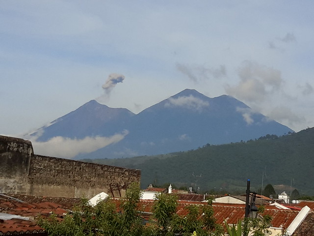 Erupción de humo del volcán Agua, Antigua.