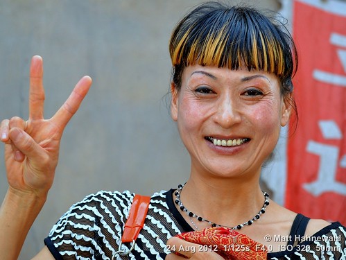 travel smiling ethnic posing photo primelens portrait fun cultural gesture bodylanguage character consent emotion feeling hand closeup street teeth attractive color eyes asian matthahnewaldphotography facingtheworld china chinese colorful eastasia horizontal head mature nikond3100 pingyao shanxi vsign 50mm oneperson expression nikkorafs50mmf18g lookingcamera fullfaceview 4x3ratio 1200x900pixels resized