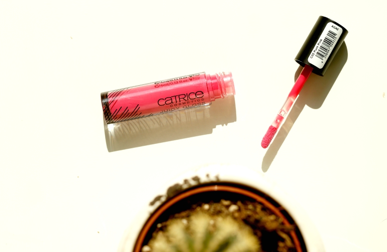 Catrice Sense of Simplicity Juicy Gloss Pure Pink, catrice sense of simplicity, catrice sense of simplicity juicy gloss, catrice cosmetics, catrice limited edition, catrice sense of simplicity review, catrice sense of simplicity swatches, fashion is a party, beautyblog, fashion blogger