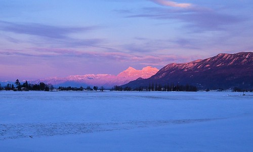 nikond7000 nikkor18to200mmvrlens canada bc britishcolumbia abbotsford sumasprairie winter mtcheam chilliwackmountains sunset pink snow