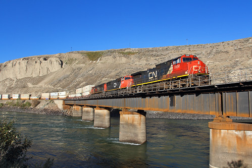railroad bridge cliff canada cn train river bc britishcolumbia locomotive ashcroft 112 canadiannational thompsonriver intermodaltrain trainno112