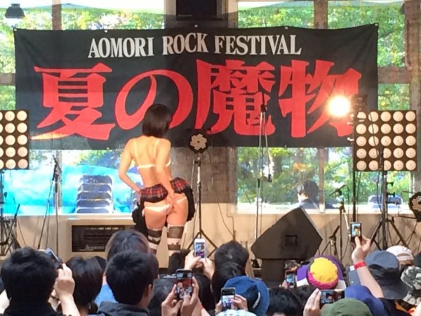 Iiniku Ushijima en「AOMORI ROCK FESTIVAL ’15～夏の魔物～」Like por esta chica!!!