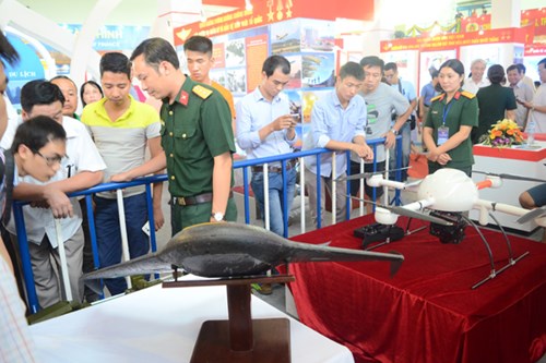 Đông đảo người dân đến xem mô hình các loại vũ khí, khí tài Việt Nam đang sở hữu