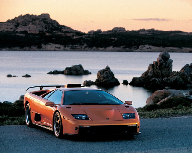 Оранжевый Lamborghini Diablo GT. 1999 год