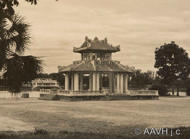 AP1857-Morin-Husson - Hué, 1948 – Jardins de la Rive Droite – Monument