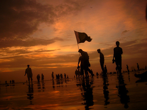 pakistan sunset orange beach colors silhouette clouds time flag calm unreal karachi ros sigur clifton changinglight imagepeacepoem themostbeautifuldayever