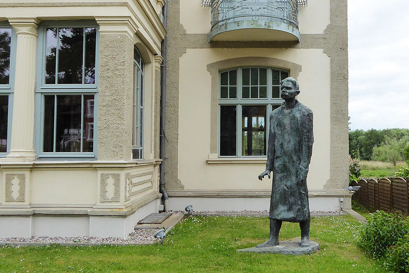 Gorki-Statue vor Villa Irmgard in Heringsdorf