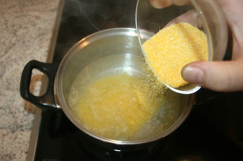 19 - Polenta in kochendes Wasser geben / Put polenta in cooking water