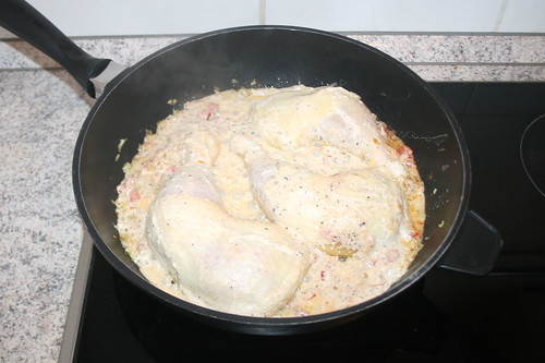 34 - Hähnchenschenkel samt Marinade erhitzen / Heat up chicken legs and marinade