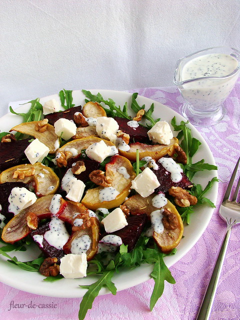 Салат из печеной свеклы с грецкими орехами и козьим сыром