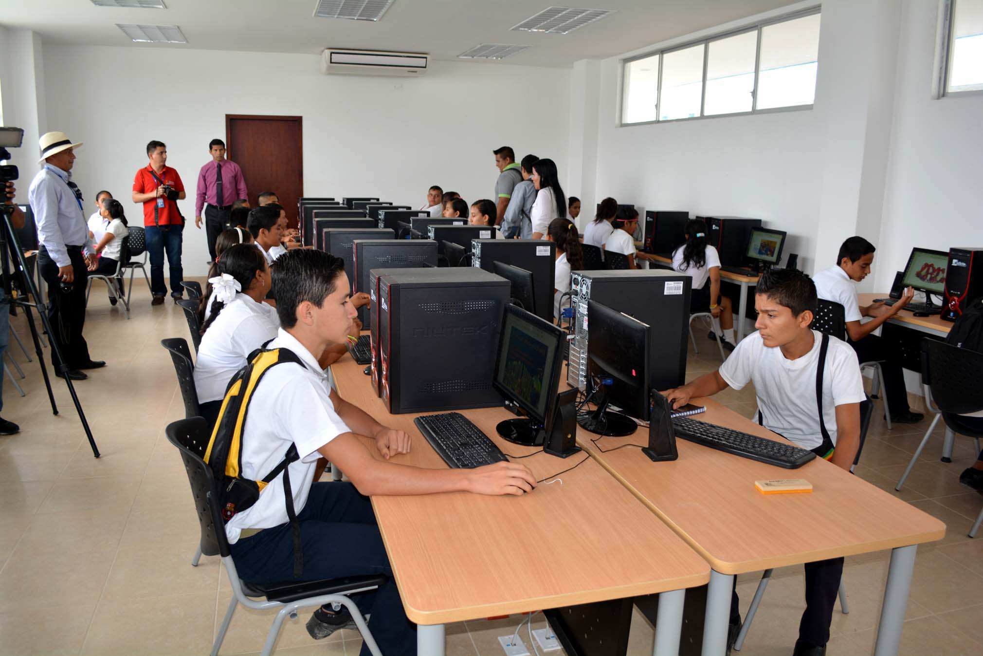 Laboratorio de computación en  Unidad Educativa Carlos Maria Castro