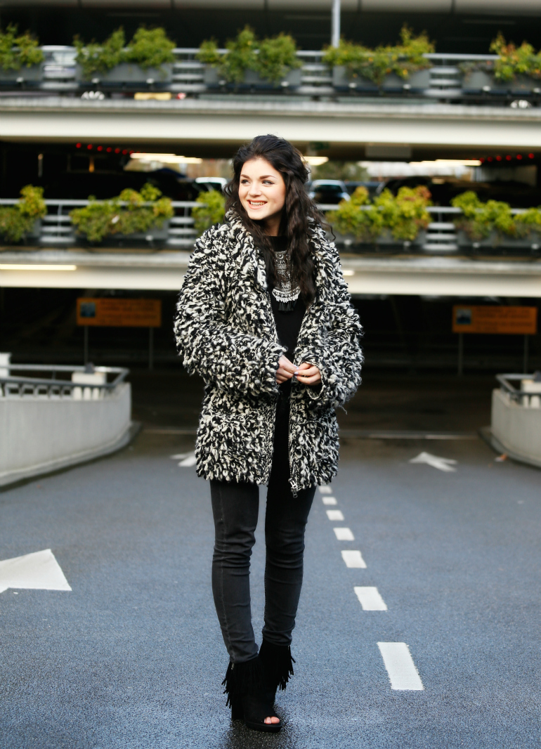 hoops, hoop cardigan, cardigan black white, boots fringes, statement necklace, isabel marant x h&m, fashion blogger, vanharen, peeptoe boots, urban outfitters, skinny jeans, & other stories, schiphol, statement ketting, fashion is a party outfits