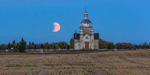 ca canada church field september alberta opal partial lunareclipse 2015 stuble supermoon superbloodmoon
