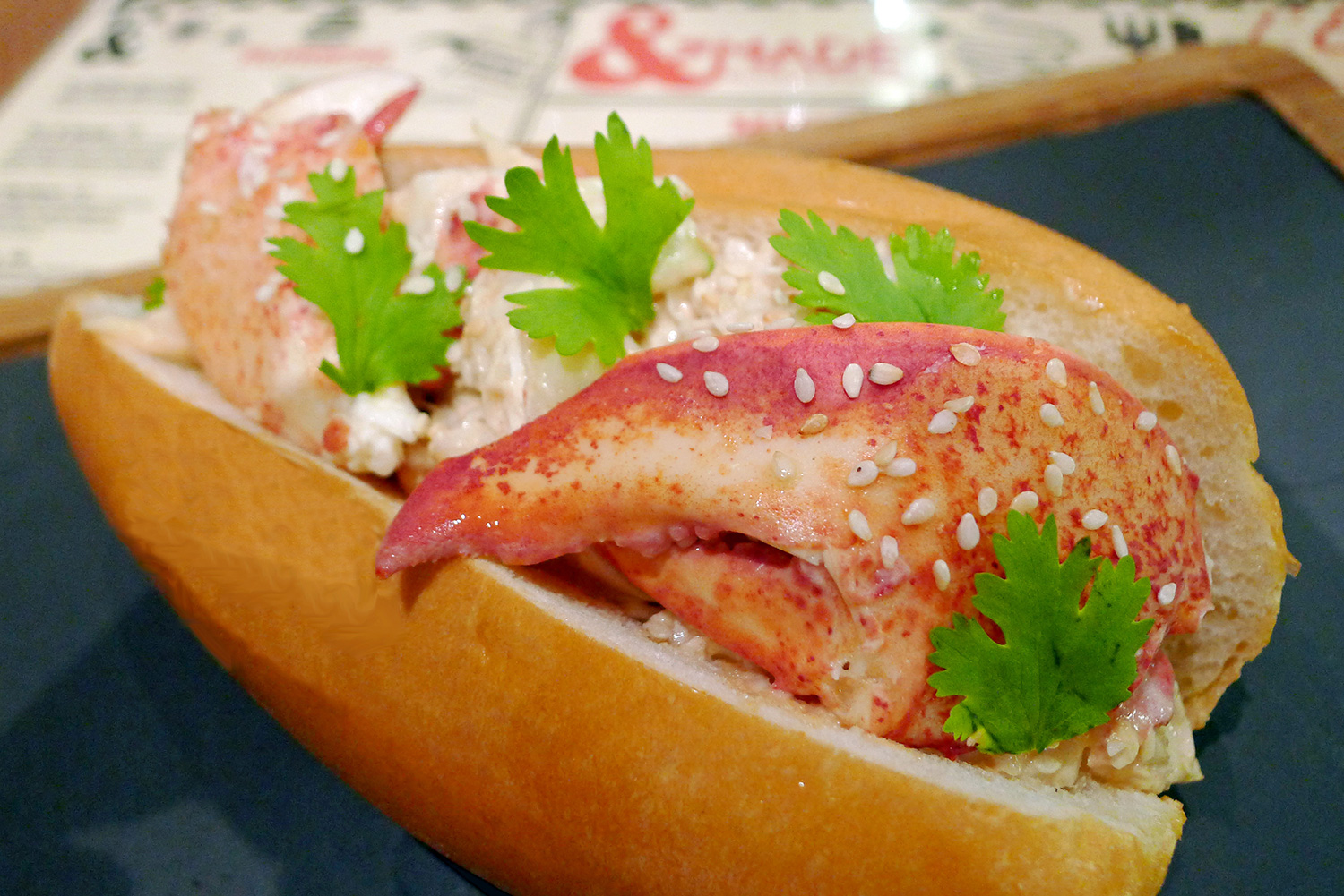 Quayside-Isle_&MADE-Burger-Bistro-L’entrecôte-Express_Lobster-Roll