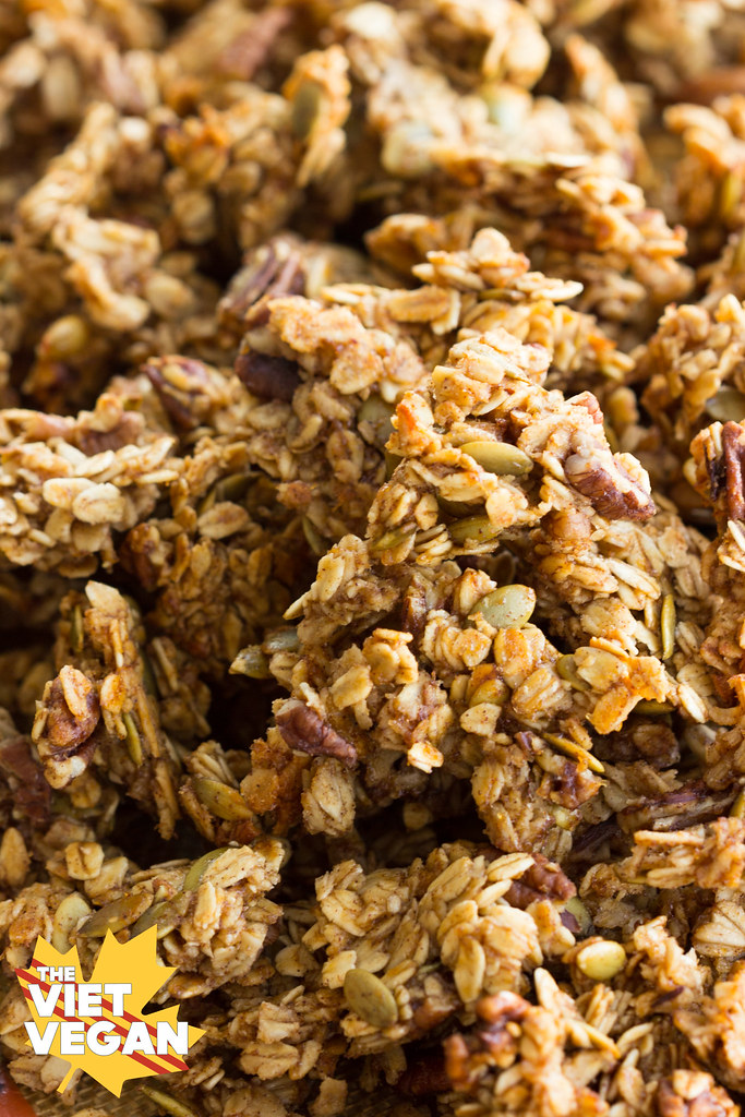 Peach Peach Granola | The Viet Vegan | Clumps of irresistibly crunchy, peachy, granola.