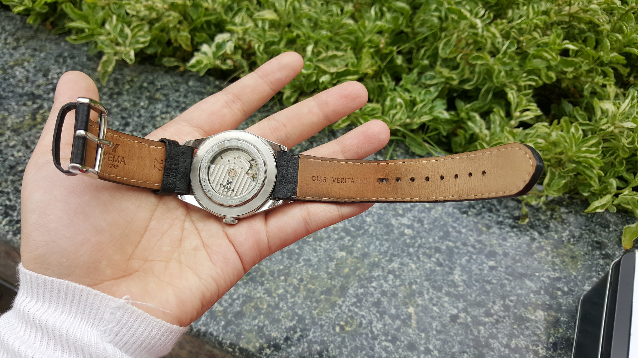 Đồng hồ Casio G-shock GA-1000-4ADR và Yema Yeau 010/WA - 9