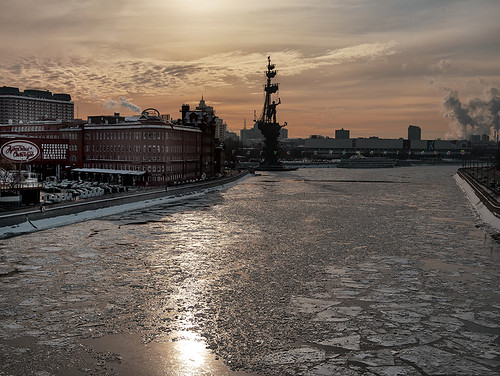 moscow river daylight ice glitter shine reflections sky cloud cityscape view モスクワ 莫斯科 모스크바 러시아 俄罗斯 ロシア russland moskau moscou russie