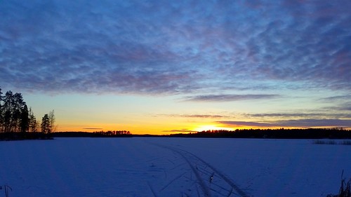 sakarip sälinkää mäntsälä lake winter ice sunset sky clouds snow january evening track trees lakescape phonephoto