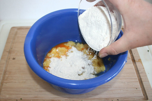 31 - Mehl hinzufügen / Add flour