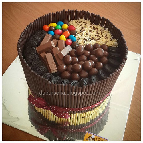 Crazy chocolate cake with assorted sweets. Definitely for sweet teeth.  #pockypocky #chocolatecake #oreo #m&m #kitkat #cheesecake #dapursolia #paiton #besuki #kraksaan #probolinggo #onlinecakeshop   Http://dapursolia.blogspot.com/ WA 0811354270 Pin BB: 7C