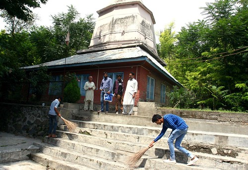 Bridging divide, Muslims sanitize temple in Kashmir