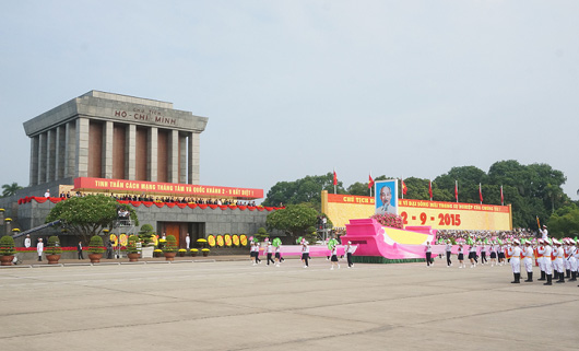 Xe rước chân dung Chủ tịch Hồ Chí Minh tiến qua lễ đài.