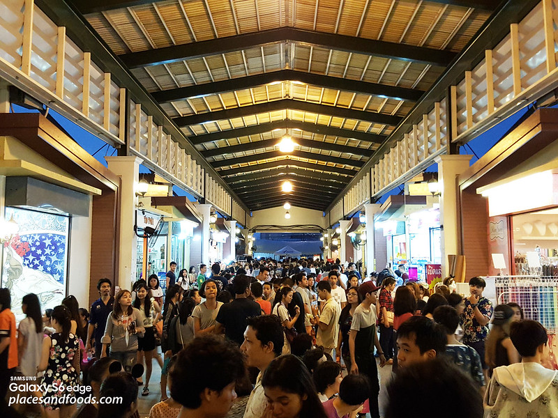 Talad Rot Fad Srinakarin Train Market covered area market