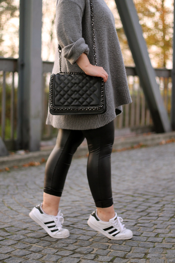 outfit-fashionblog-modeblog-deutschland-sneaker-adidas-superstars-lederleggins-h&m-pullover-grau