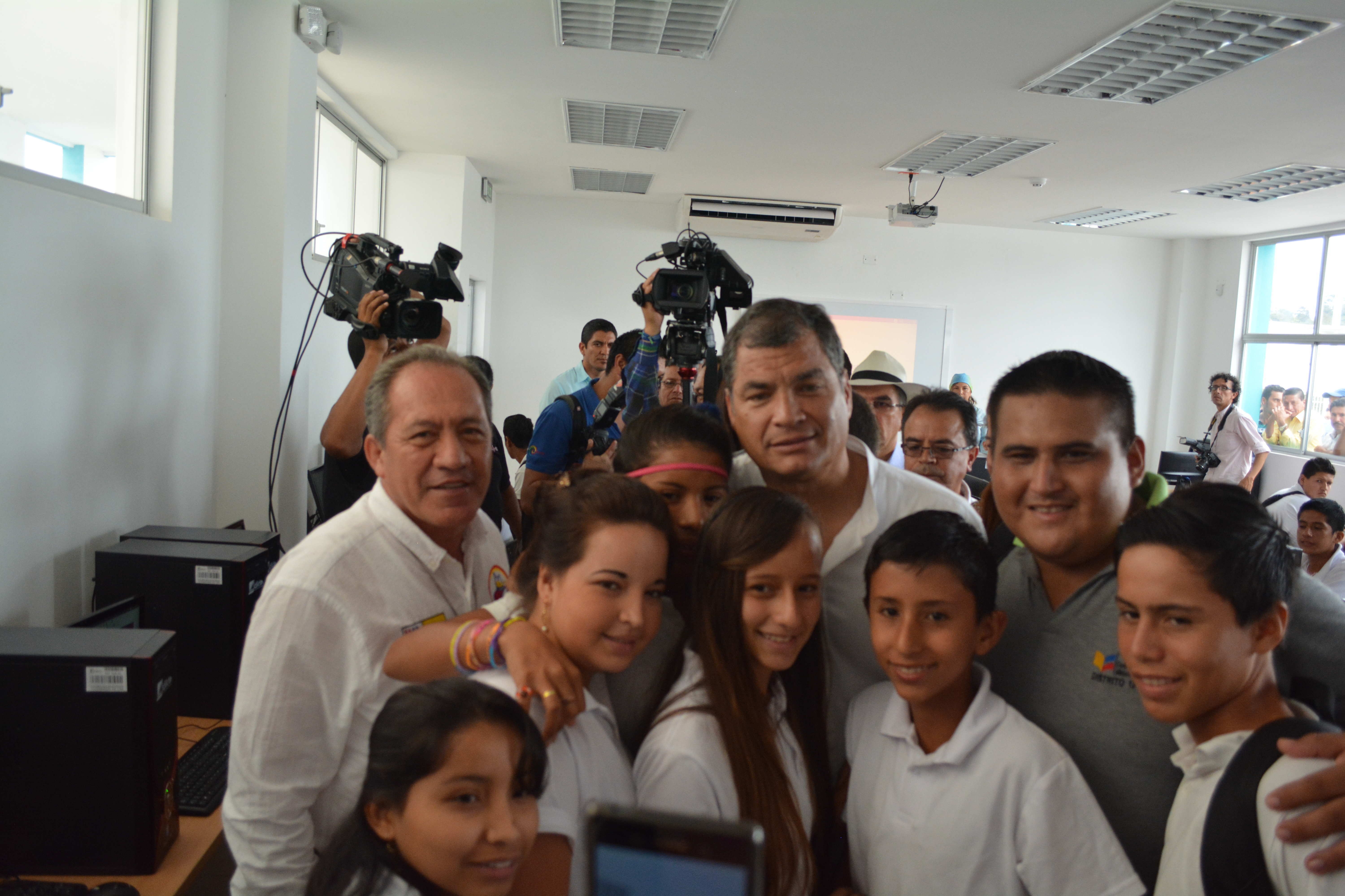 Presidente con estudiantes en en Unidad Educativa Carlos Maria Castro