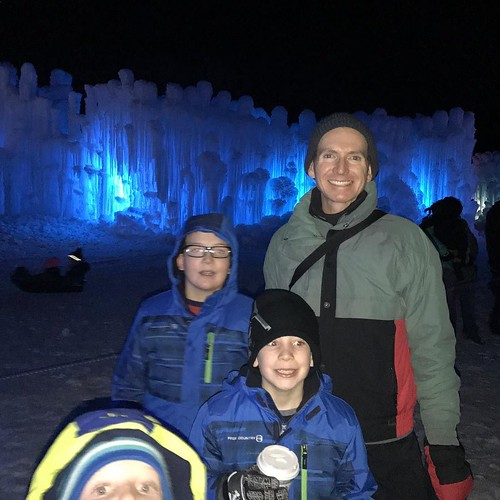 Trying to keep warm at the Ice Castle #ice #castle #icecastle #utah #winter #vacation #cold #freezing #nofilter