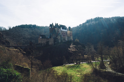 sony explore sonyslta58 deutschland photography inspired inspiring exploring germany camera flickr traveling outdoors day eltz buildingexterior pointofview green brown botany castle builtstructure grass idyllic tranquility travelling architecture