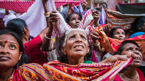 annakut people expression devotee festival ritual color india nikon street streetphotography kolkata
