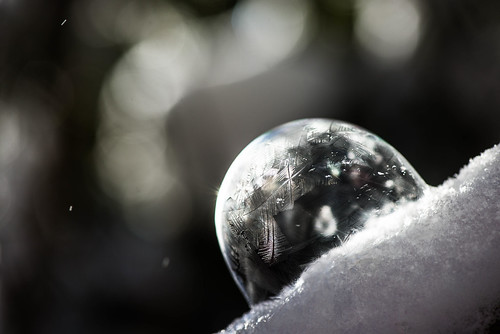 nikon d610 bubble frozen winter ice icy lenzerheide graubünden switzerland macro macrophotography micro 105mm cristal bokeh sunset snow flakes reflection availablelights availablelight