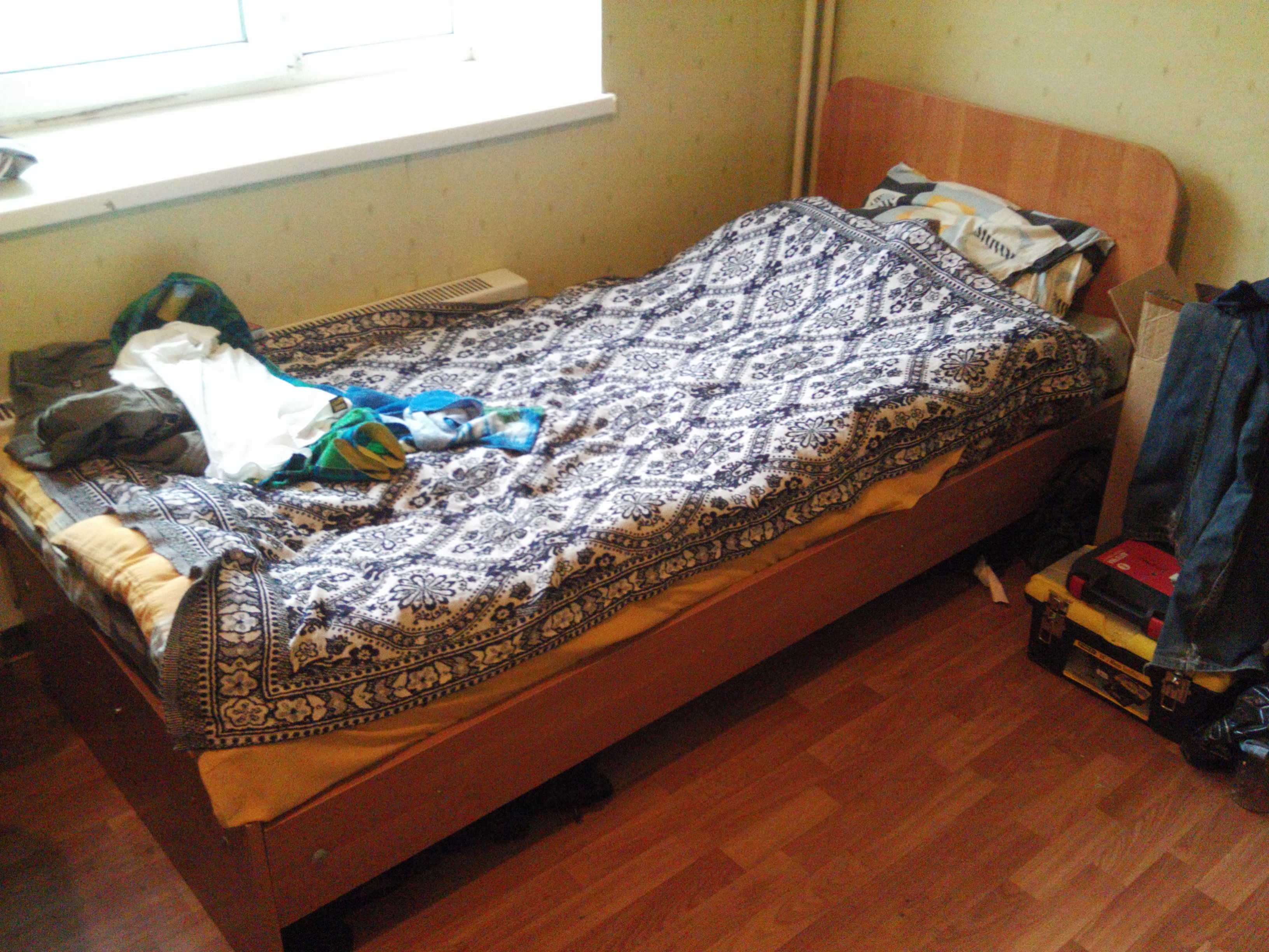 Вечер в общежитии. Кровать в общаге. Кровати для общежитий. Rhjdfnm BP J,OFUB. Комната в общаге и кровать.