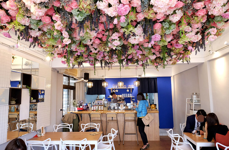 愛我的咖啡CAFE Alfred-台中滿滿粉紅花朵浪漫氛圍咖啡館.咖啡鬆餅早午餐義大利麵.近向上市場.鞋全家福旁巷子進去