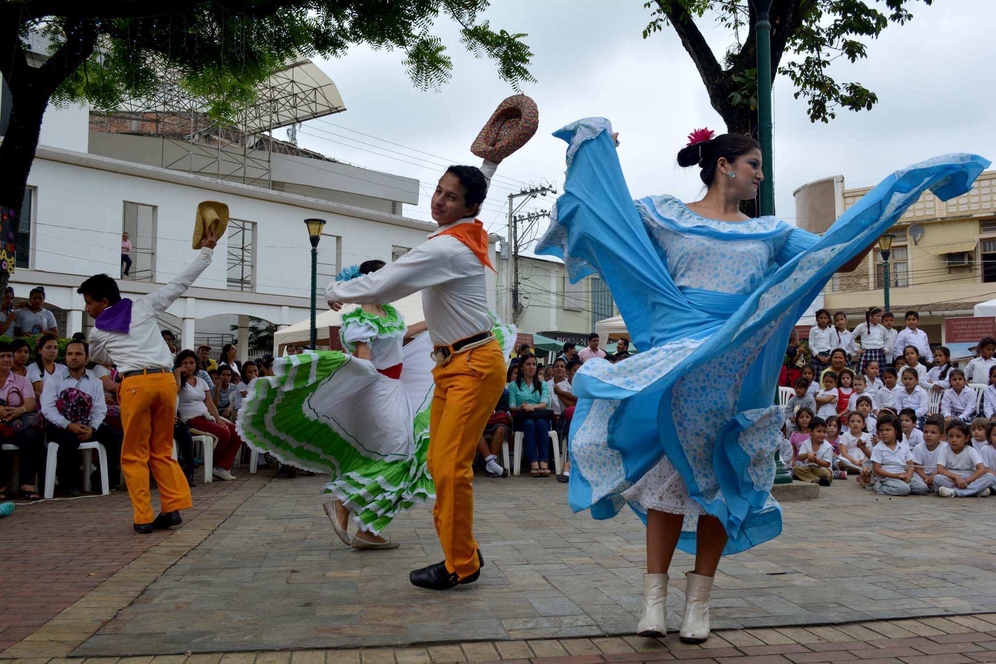 Bailes en la feria por declaratoria del Tejido Tradicional del Sombrero Fino de Paja Toquilla