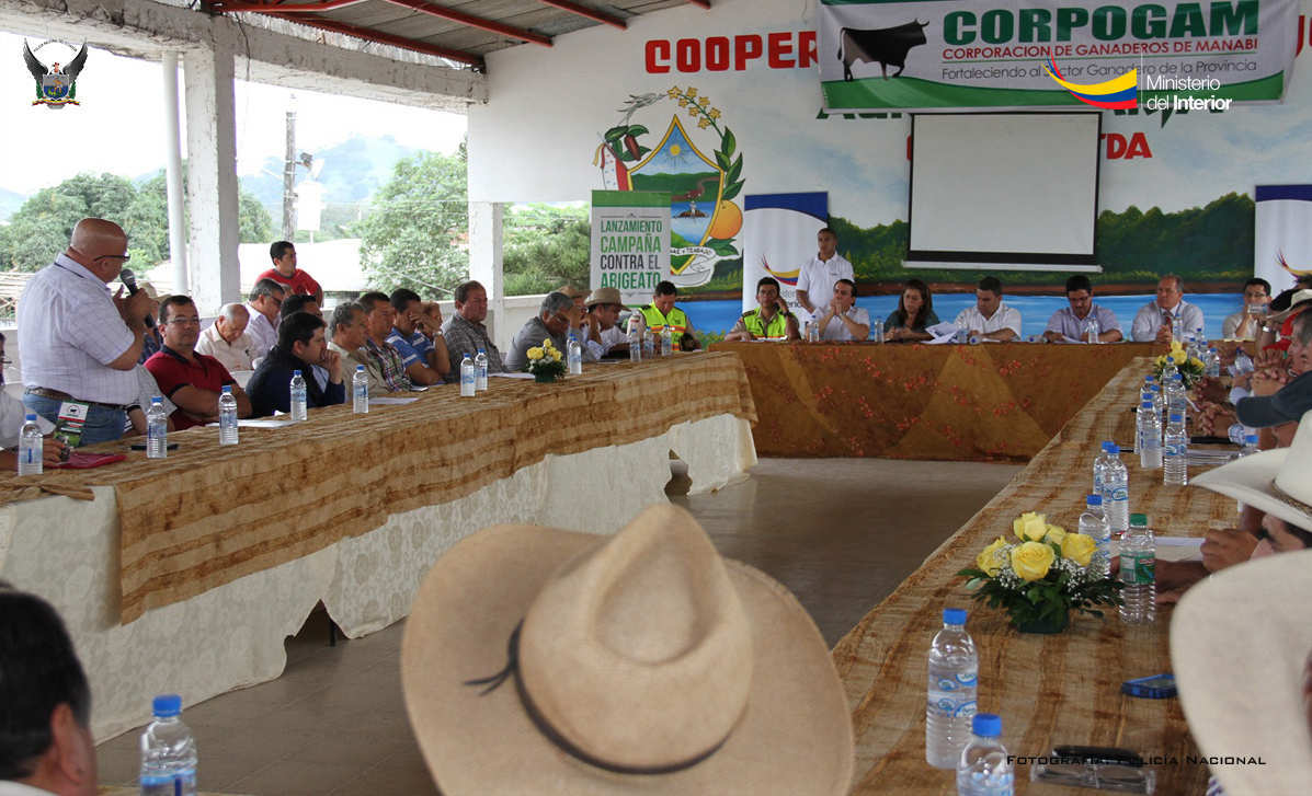 Peticiónes de varios ganaderos a José Serrano, durante la reunión realizada en Chone