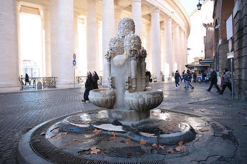 San Pietro: la fontana delle tiare