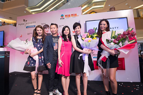 Priscilla Wong; Danny Hoh, Head of Marketing, Watsons Malaysia; Caryn Loh, General Manager of Trading, Watsons Malaysia; Elena Kong and Joyce Tang during the presentation of flowers to the Hong Kong artistes before the end of the event.