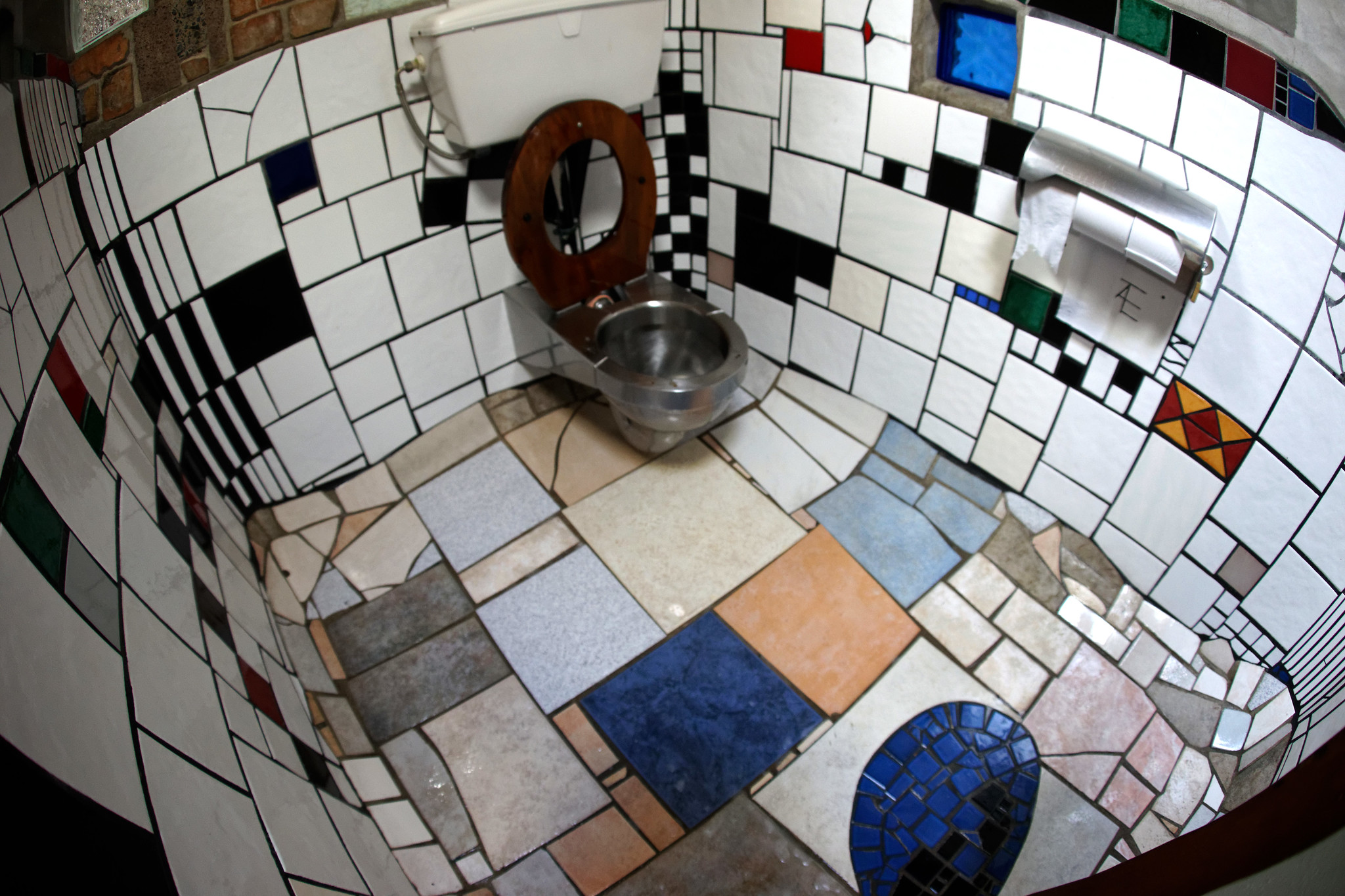 Hundertwasser Kawakawa toilet