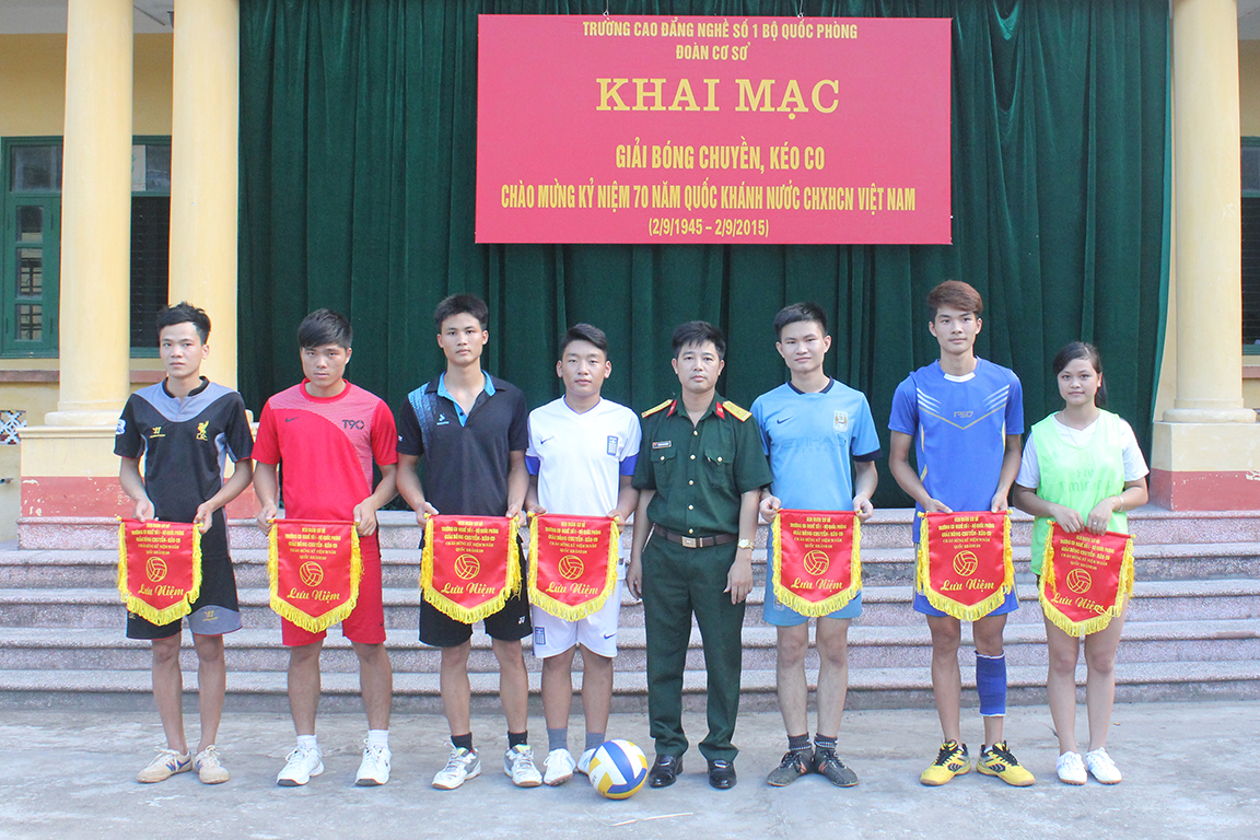 Đ/c Trung tá Dương Nam Dũng - Bí thư Đảng Ủy, Phó Hiệu trưởng nhà trường chụp ảnh lưu niệm cùng các đội trong lễ khai mạc giải bóng chuyền