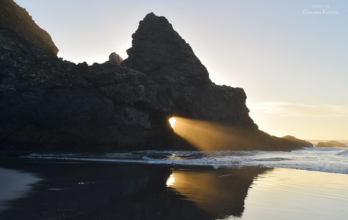 light sunset oregon coast rocks pacific shore sunbeam meyerscreekbeach