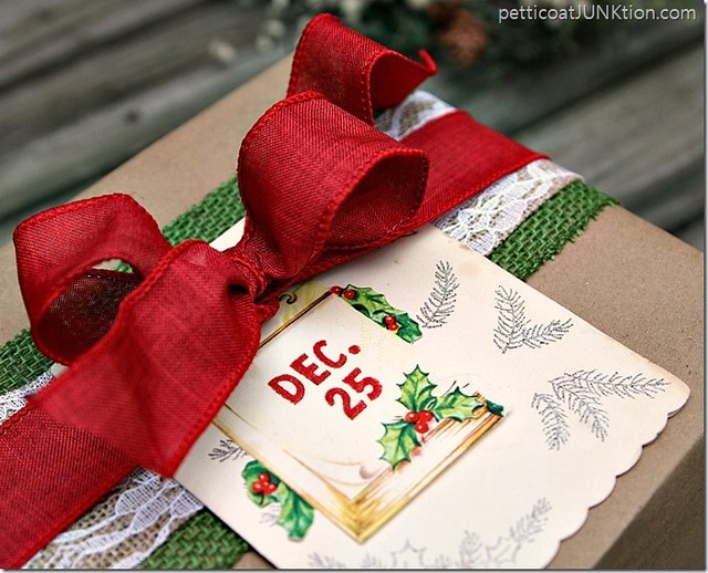 Christmas-gift-wrap-idea-Petticoat-Junktion_thumb