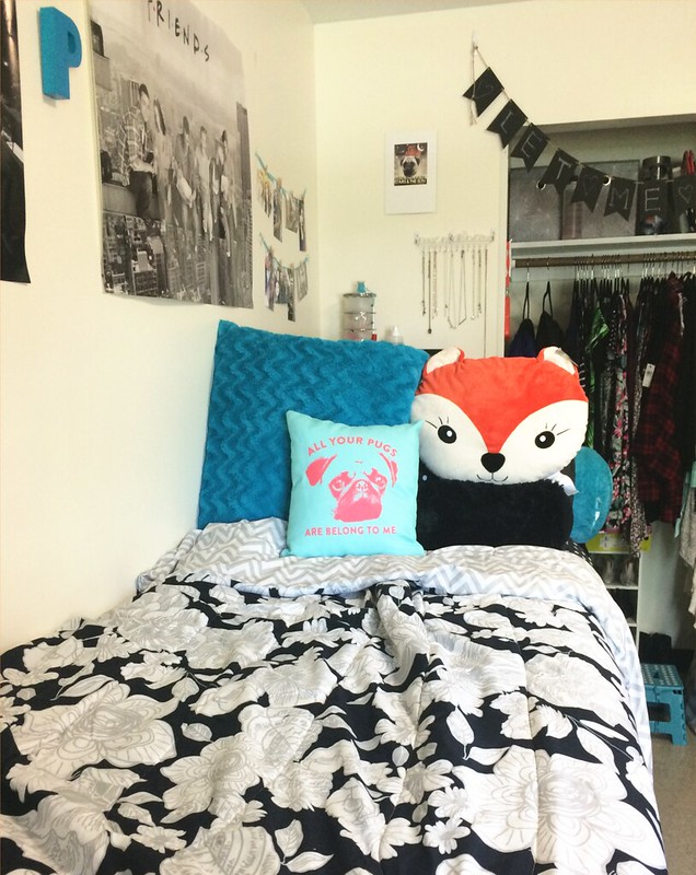 The Ultimate Guide To Cleaning Your Dorm Room (with FREE Printable!)
