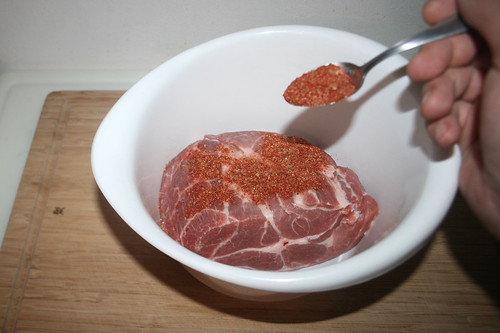18 - Fleisch & Gewürze in Schüssel geben / Put pork & seasonings in bowl