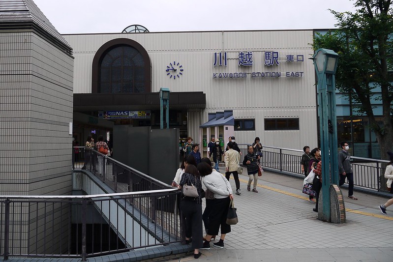 車站出口位於建築物本體二樓。