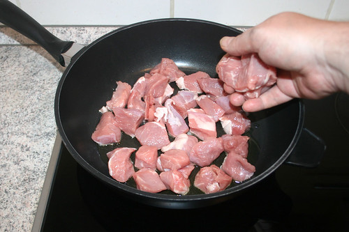 18 - Kalbfleisch in Pfanne geben / Put veal in pan