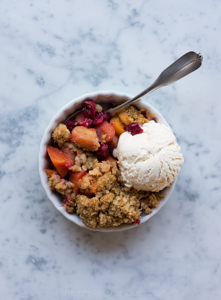 Quince, Cranberry and Persimmon Crisp www.pineappleandcoconut.com #ChristmasWeek