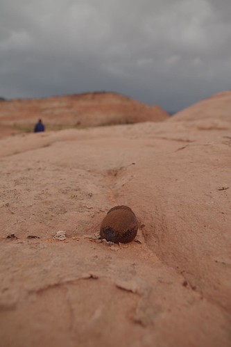 galet tout seul au milieu du navajo sandstone
